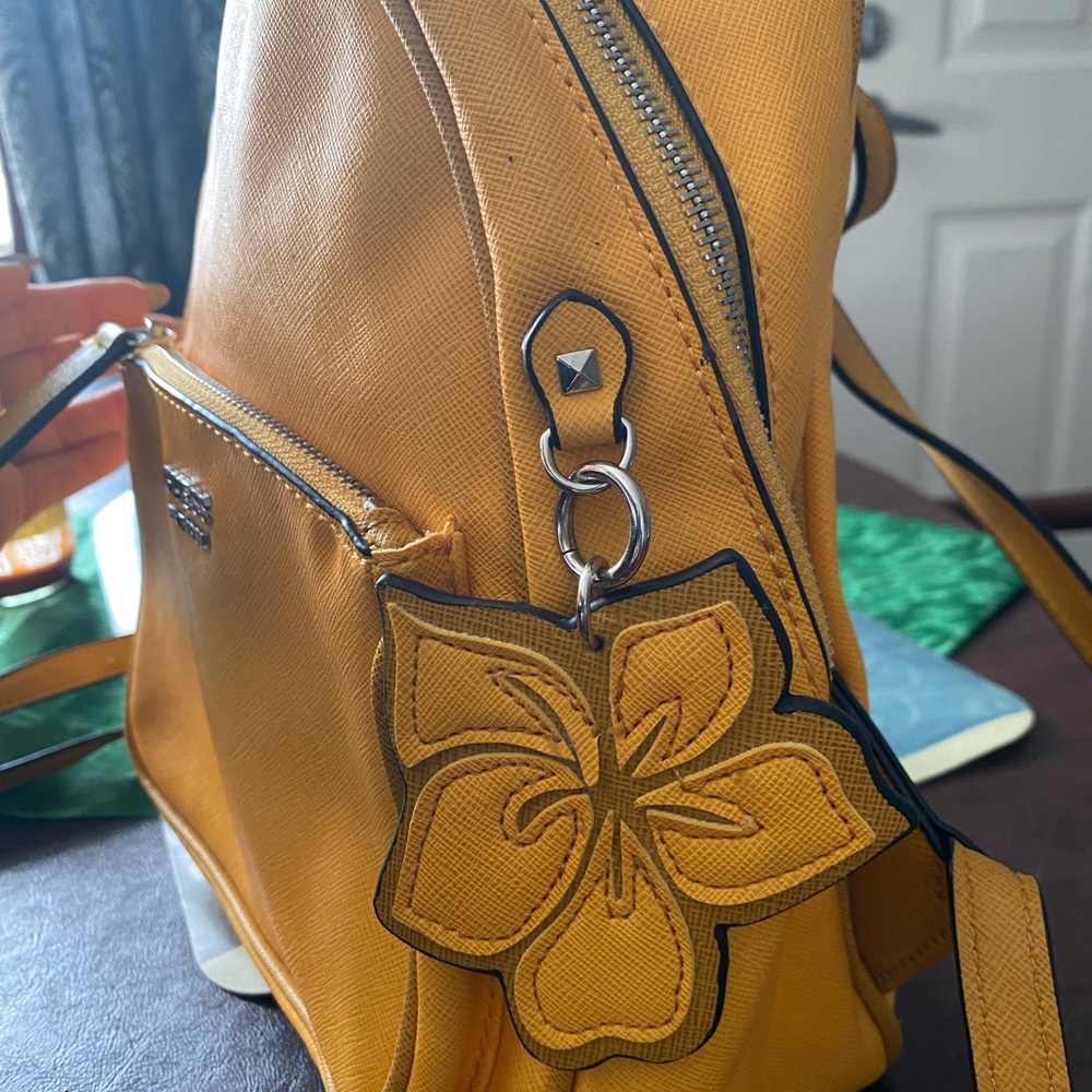 Guess backpack - Picture 2 of 6